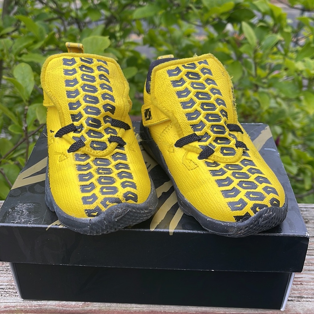 NIKE Lebron James Yellow & Black Car Sneaker for Toddler Size 9c